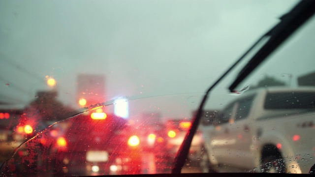 在雨中开车，堵车视频素材