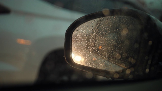 在雨中开车，堵车视频素材