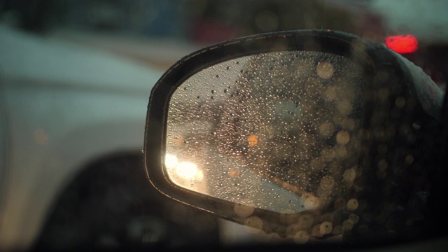 在雨中开车，堵车视频素材