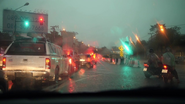 在雨中开车，堵车视频素材