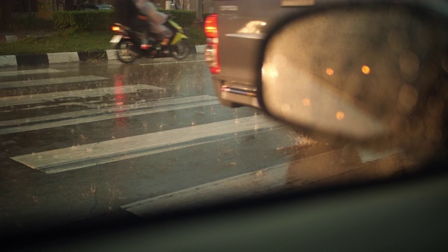 在雨中开车，堵车视频素材