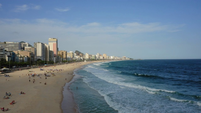 鸟瞰图伊帕内玛和Leblon海滩在里约热内卢de Janeiro，巴西视频素材