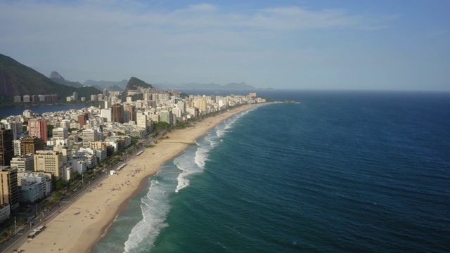 鸟瞰图伊帕内玛和Leblon海滩在里约热内卢de Janeiro，巴西视频素材