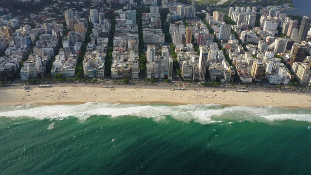 鸟瞰图伊帕内玛和Leblon海滩在里约热内卢de Janeiro，巴西视频素材