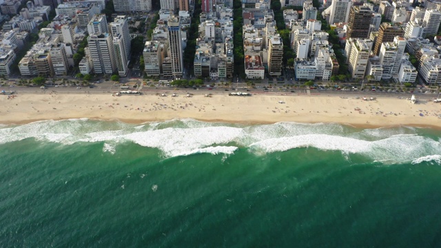 鸟瞰图伊帕内玛和Leblon海滩在里约热内卢de Janeiro，巴西视频素材