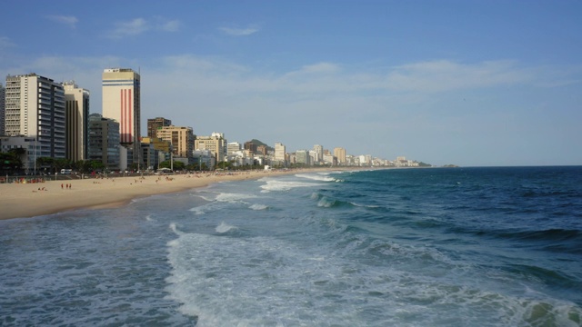 鸟瞰图伊帕内玛和Leblon海滩在里约热内卢de Janeiro，巴西视频素材