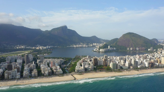 鸟瞰图伊帕内玛和Leblon海滩在里约热内卢de Janeiro，巴西视频素材