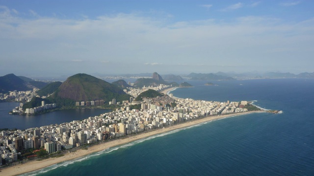 鸟瞰图伊帕内玛和Leblon海滩在里约热内卢de Janeiro，巴西视频素材