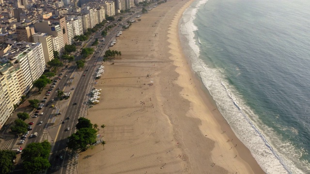 鸟瞰图的科帕卡巴纳海滩在日出，里约热内卢de Janeiro，巴西视频素材