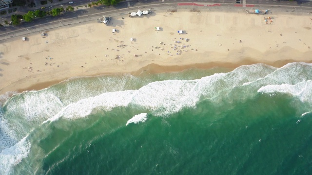 天顶鸟瞰图的伊帕内玛和Leblon海滩在里约热内卢de Janeiro，巴西视频素材