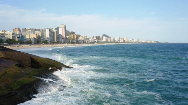 鸟瞰图伊帕内玛和Leblon海滩在里约热内卢de Janeiro，巴西视频素材