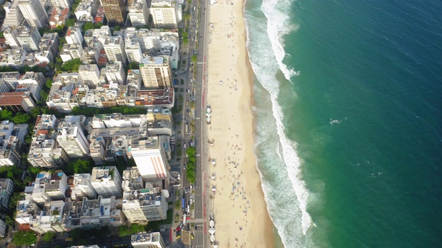 鸟瞰图伊帕内玛和Leblon海滩在里约热内卢de Janeiro，巴西视频素材