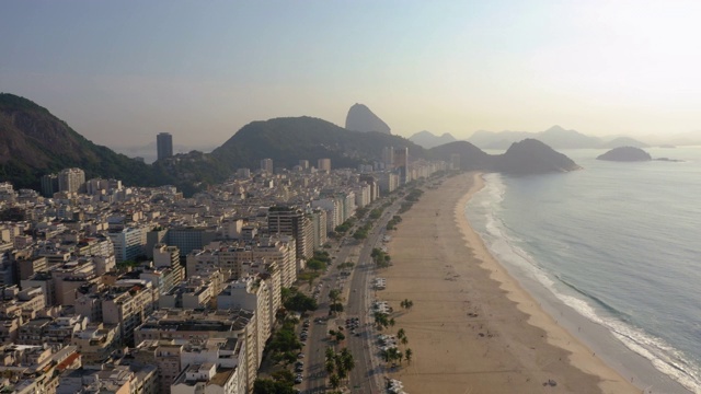 鸟瞰图的科帕卡巴纳海滩在日出，里约热内卢de Janeiro，巴西视频素材