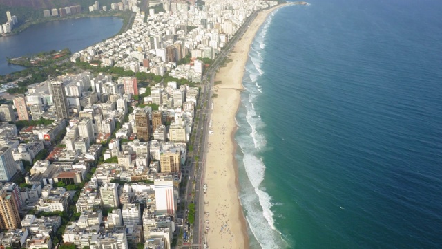 鸟瞰图伊帕内玛和Leblon海滩在里约热内卢de Janeiro，巴西视频素材