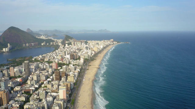 鸟瞰图伊帕内玛和Leblon海滩在里约热内卢de Janeiro，巴西视频素材