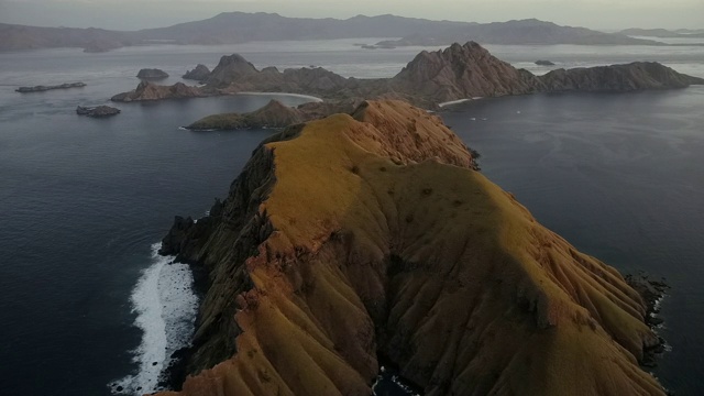 Padar岛。粉红色的沙滩。弗洛雷斯热带天堂。纳闽岛浅滩。无人机空中视频素材