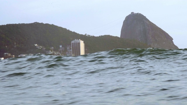 观赏巴西里约热内卢科帕卡巴纳海滩的日出视频素材