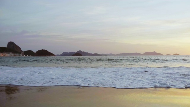 观赏巴西里约热内卢科帕卡巴纳海滩的日出视频素材