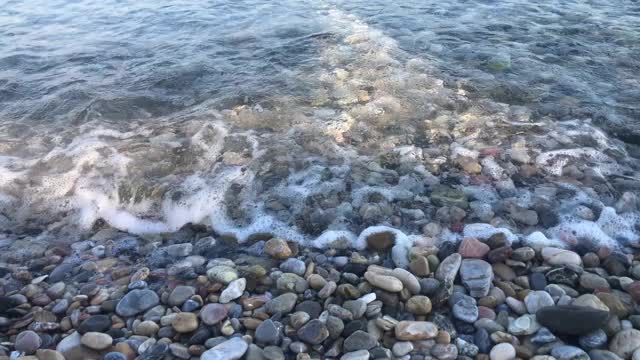 海浪拍打着海滩视频下载