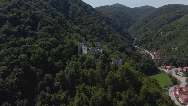 在夏天被绿树环绕的山上的中世纪城堡的鸟瞰图。克罗地亚萨莫博尔古城，历史名胜。视频素材