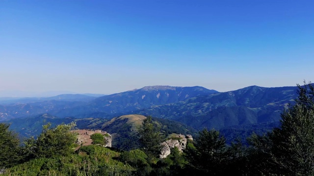 塞尔维亚东部的山-萨塔拉平原-鸟瞰塞尔维亚山区美丽的风景，清晨，诞生的一天视频素材