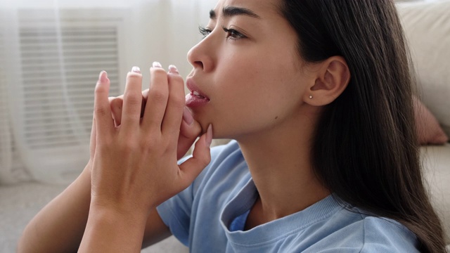 愁眉苦脸的女人视频素材