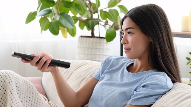 在家里看电视的女人视频素材