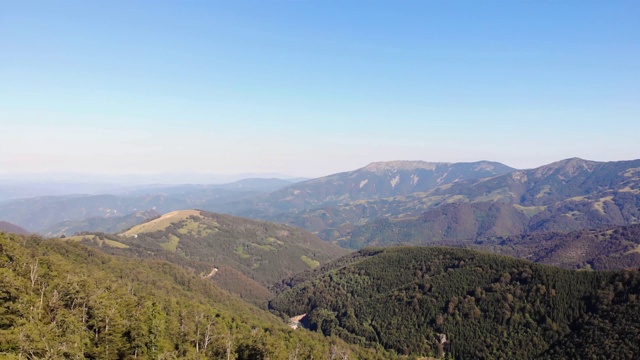 塞尔维亚东部的山-萨塔拉平原-鸟瞰塞尔维亚山区美丽的风景，清晨，诞生的一天视频素材