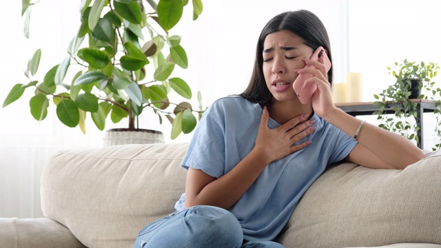 可悲的女人在家里打电话视频素材