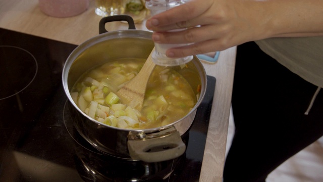 两个女人在厨房边做饭边聊天视频素材