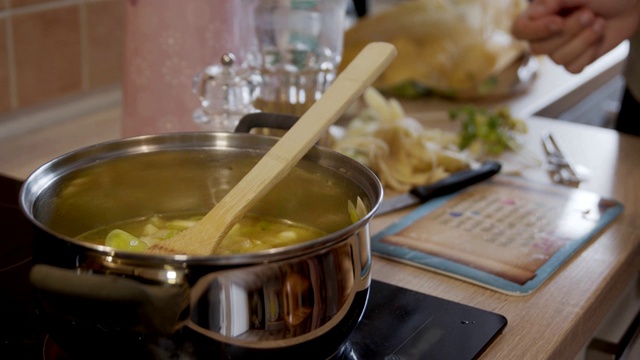 两个女人在厨房边做饭边聊天视频素材