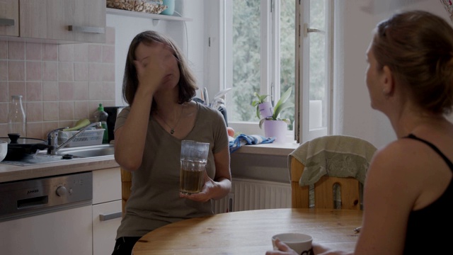 两个女人在厨房边做饭边聊天视频素材