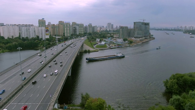 日落时分俯瞰莫斯科中央大街的鸟瞰图。城市公路上的交通。城市景观从无人驾驶飞机视频素材