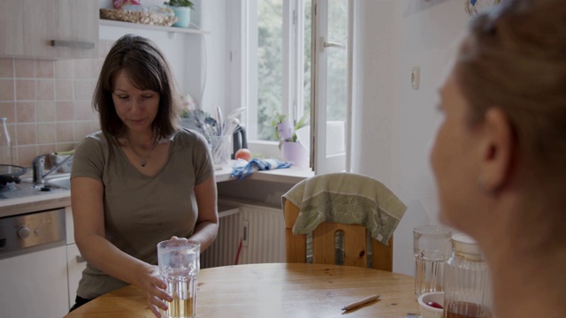 两个女人在厨房边做饭边聊天视频素材