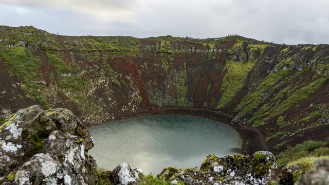 克里德火山口湖在阴天的时间流逝视频素材