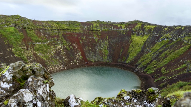 克里德火山口湖在阴天的时间流逝视频素材