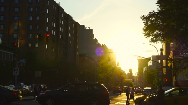 2019年5月18日，美国纽约休斯顿大街上，春日的夕阳照亮了街道上的车辆和建筑。视频素材