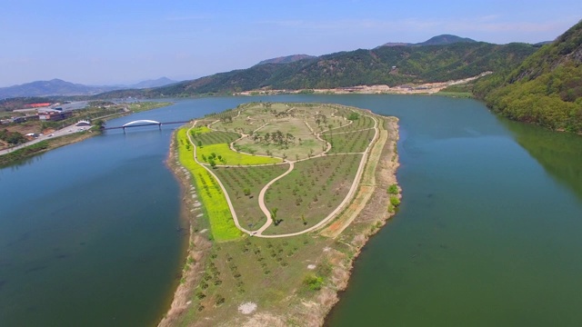 韩国庆尚北道，Nakdonggang河上的Gyeongcheonseom岛视频素材