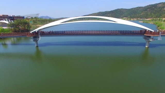 韩国庆尚北道，Nakdonggang河/ Sangju-si上的庆天井岛大桥视频素材