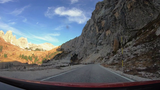 在意大利Dolomites，从汽车的角度看，在山口行驶的时间流逝视频素材