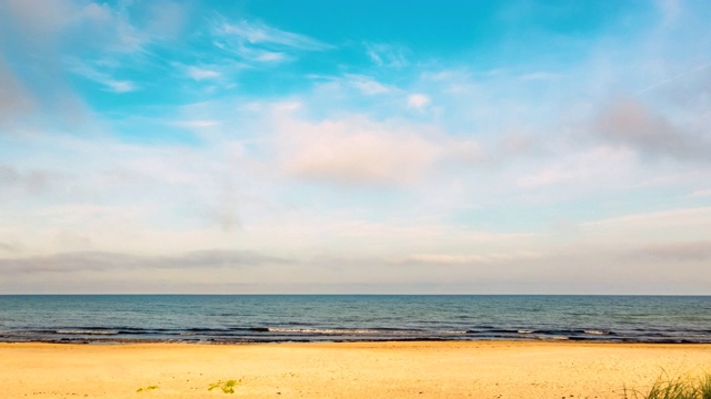 早晨移动的云和海滩上的阳光的时间流逝。在海边多云到晴天的过渡。没有人视频素材