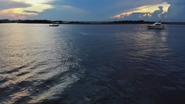 自然组成天空背景日落与彩色的海洋日落天空和阳光视频素材