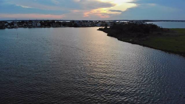 美丽的日落在海洋与饱和的天空云反射在水海岸线宁静的景观视频素材