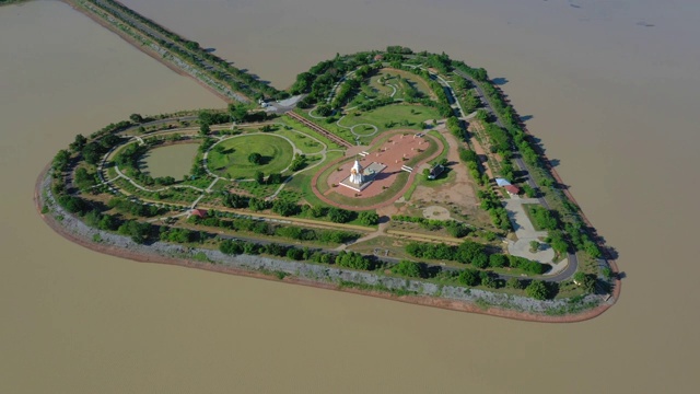 泰国素可泰的Thung Talayluang，白天鸟瞰心形岛(神圣的心之乡塔拉銮)。视频下载