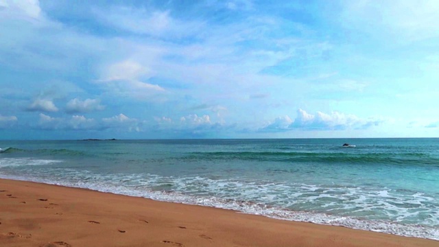 美丽的海水和平静的海浪泡沫到达热带夏季金色沙滩视频素材