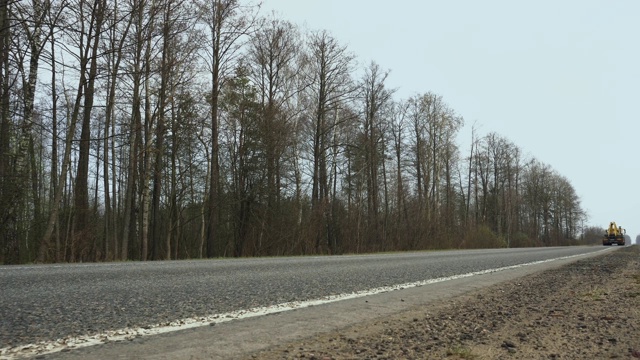 空载货卡车在乡村公路上行驶。日志记录和运输。货车将装载新建筑的混凝土板。低角度。快递物流运费视频素材