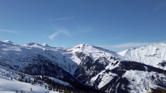 风景优美，有山，有雪，有树视频素材