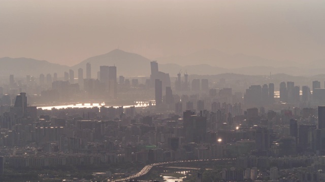 首尔市中心与汉江/韩国首尔视频素材