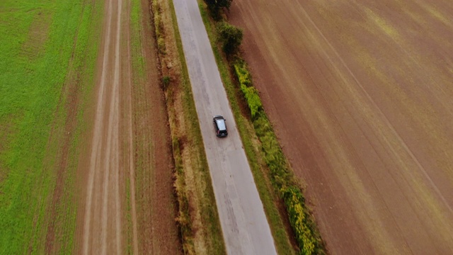 鸟瞰夏季行车道路农业区。乡间沥青路，秋天的田野。鸟瞰图公路旅行旅行旅行度假自然乡村乡村景观。视频素材