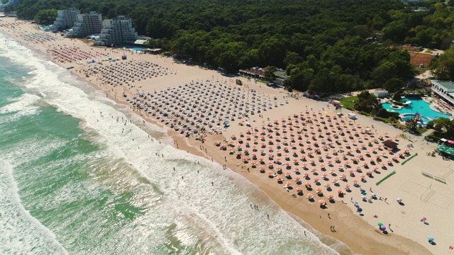 金沙海滩度假胜地鸟瞰图，Zlatni Piasaci附近的瓦尔纳，保加利亚视频素材